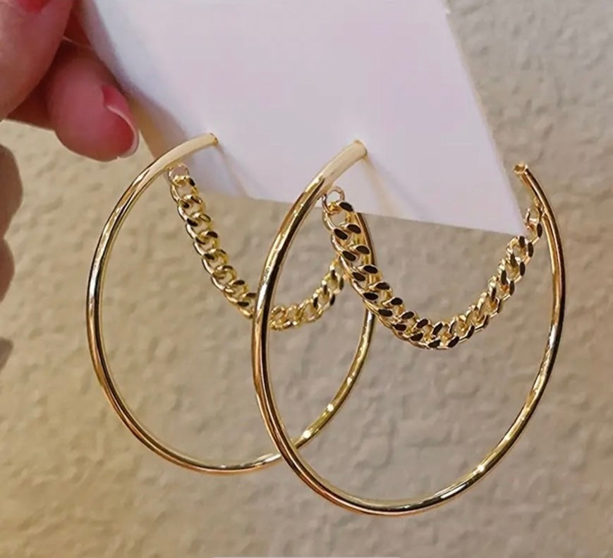 Exaggerated Circle With Chain Design.