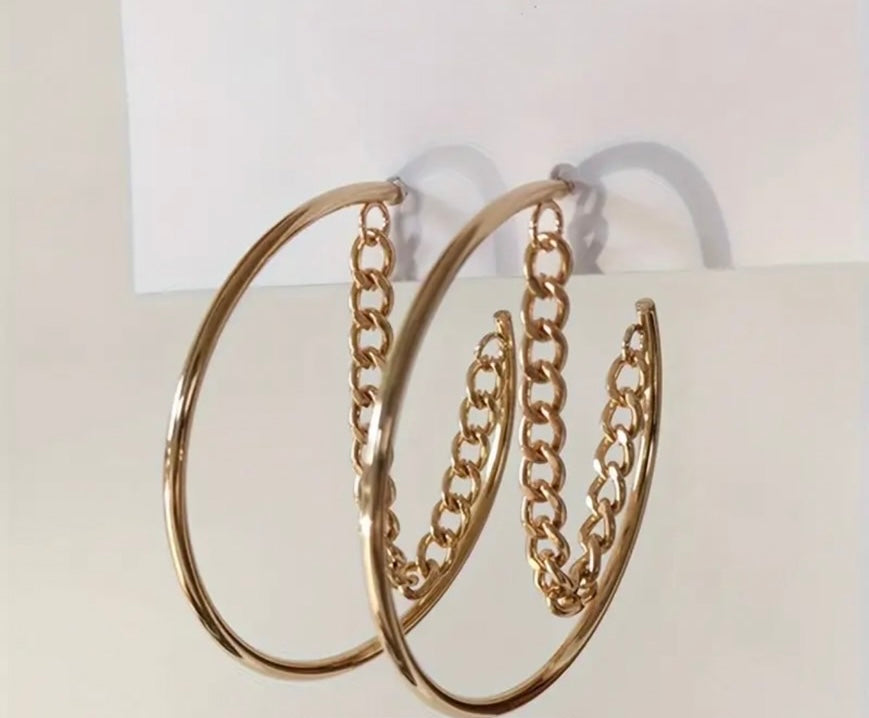 Exaggerated  Circle With Chain Design.