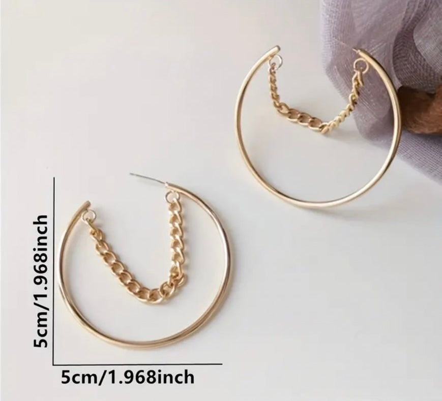 Exaggerated  Circle With Chain Design.