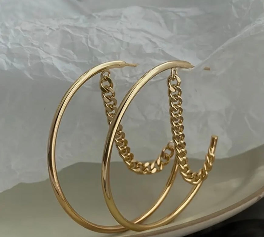 Exaggerated  Circle With Chain Design.