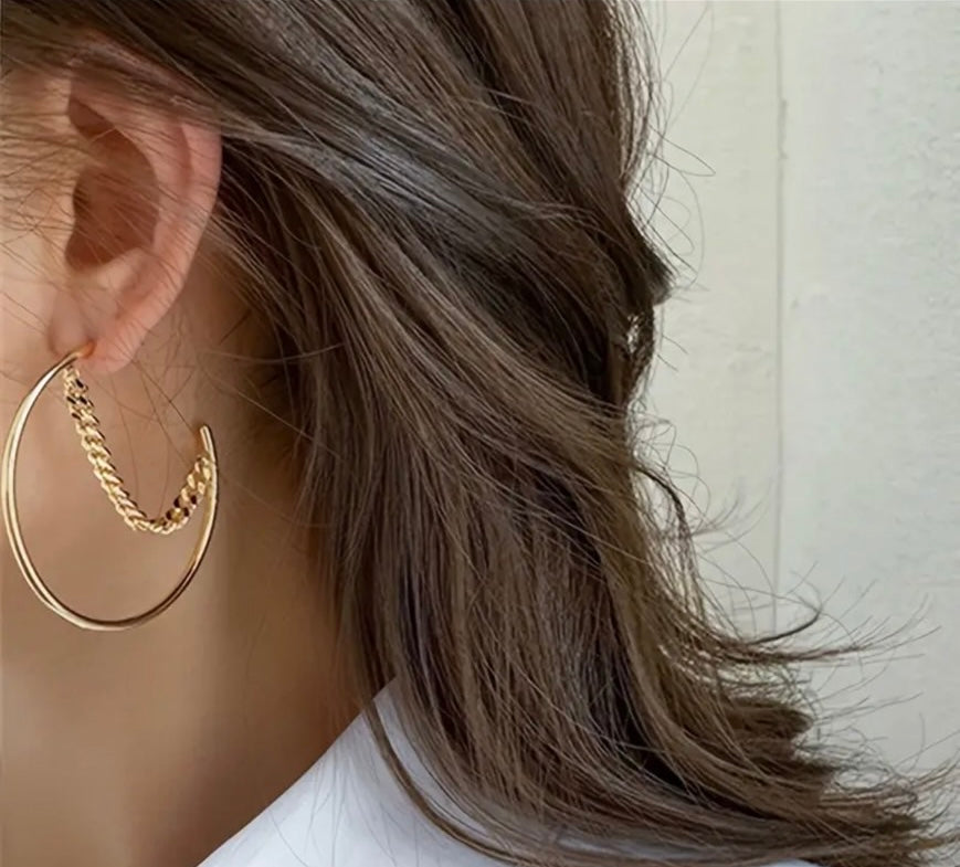 Exaggerated  Circle With Chain Design.